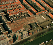 85501 Luchtfoto van het kunstwerk Het Tapijt op de Amerhof te Utrecht; op de voorgrond de Vaartsche Rijn en de ...